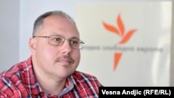 Siguran sam da ta benigna šala nije uzrok, već da je samo povod i način da se dezavuišem ja lično i masovni protesti: Sejdinović