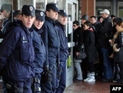 Policija ispred sudnice tokom suđenja za ubistvo Brisa Tatona, 2011.