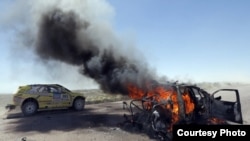 2014 жылғы Дакар жарысында жанып кеткен көлік (Сурет команданың баспасөз қызметінен алынды).