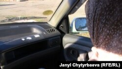 2010-жылы июнда зордук-зомбулукка кабылган оштук азаптуу келиндердин бири. "Азаттык" үналгысынын сүрөт архиви. 2010.