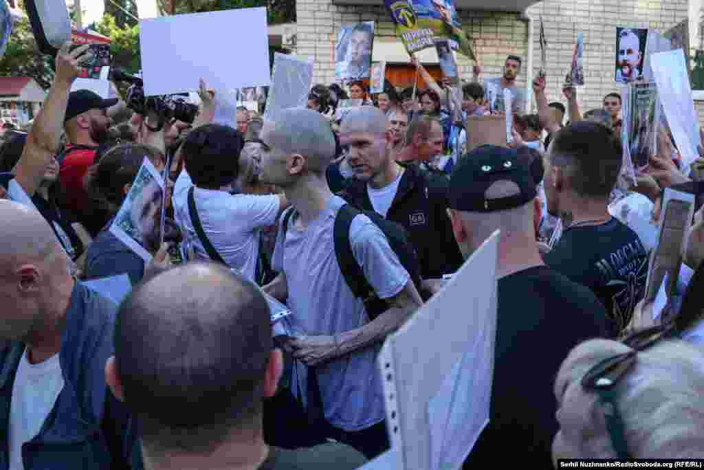 Вони сьогодні вже на волі, але вони знають, що таке російський полон. Тому так уважно вдивляються у фото, що тремтять в руках людей, які чекають і сподіваються обійняти своїх. Вік наймолодшого звільненого 14 серпня – 26 років, найстаршому виповнилося – 74 роки, з яких 7 останніх років (з 2018 року) він перебував у російській в’язниці, повідомили в Координаційному штабі