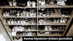 Балдардын бут кийимдери. Сүрөт иллюстрация максатында колдонулду. Окуяга тиешеси жок. 