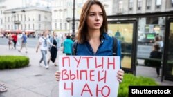 Protest individual în sprijinul politicianului de opoziție Alexei Navalnîi, Sankt Petersburg, 21 august 2020.