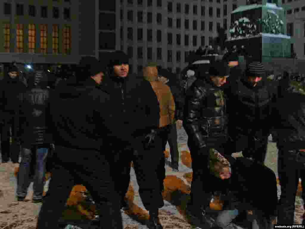 У Мінську в день виборів президента Білорусі відбулися сутички опозиції і правоохоронців