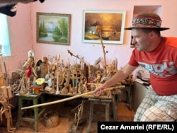 Ion Stroe arată colecția sa de lucrări sculptate în casa din satul Valea Unghiului, comuna Jugureni, județul Prahova.