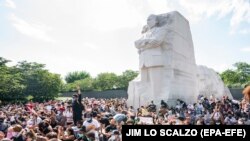 Protestatari la Memorialul Martin Luther King din Washington. 4 iunie 2020
