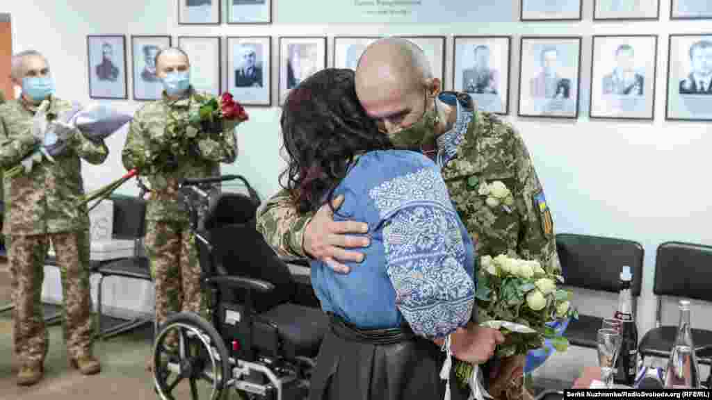 Пара планувала побратися раніше, утім, війна на сході України внесла свої корективи. Військовий отримав поранення з ушкодженням печінки, нирки та кишківника. На операційному столі він пробув близько трьох годин. За майже місяць лікарі поставили Ігоря &laquo;на ноги&raquo; і нині він тримає за руку свою уже дружину Анну 