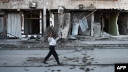 مناطق شرقی حلب. شمار از مردم برای گرم کردن خانه خود به جمع‌آوری چوب و مواد قابل اشتعال از خرابه‌ها می‌پردازند.