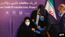 Перша піддослідна: урочистий початок першої фази клінічних випробувань власної іранської вакцини проти COVID-19, Тегеран, 29 грудня 2020 року. А потрібні загалом три фази