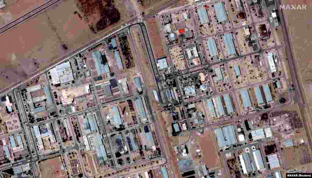 Спутниковый снимок Исфаханского обогатительного завода 19 июня и еще один снимок, сделанный 22 июня после ударов США