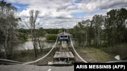 დანგრეული ხიდი ქალაქებს, ლისიჩანსკს და სევეროდონეცკს შორის. 2022 წლის 22 მაისი