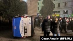 Mașina Digi24 răsturnată în timpul protestelor din apropierea BEC.