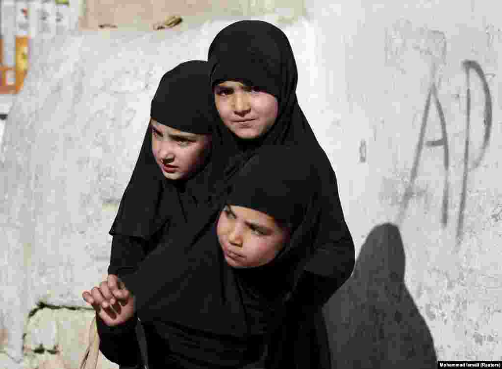 Девојчиња стојат на местото на самоубиствен напад. (Кабул, 1 февруари 2016 година)