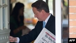 Лідер Консервативної партії Дейвід Кемерон біля власного будинку, Лондон, 11 травня 2010 року