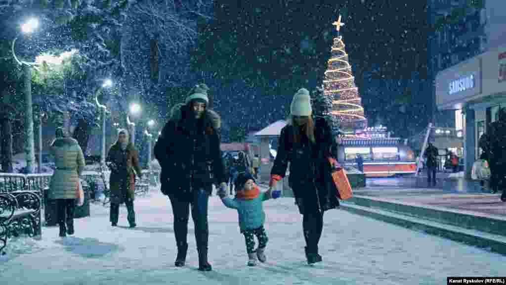По-настоящему празничное настроение в центре столицы. У ЦУМа уже стоит современная елка.
