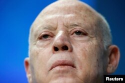 قیس سعید، رئیس جمهور تونس از سوی مخالفانش به «منحرف کردن» دموکراسی تونس متهم شده است