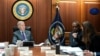Presdienti amerikan, Joe Biden, informohet për sulmin në Jordani nga drejtoresha e inteligjencës kombëtare, Avril Haines, sekretari i Mbrojtjes, Lloyd Austin, dhe anëtarë të tjerë të ekipit të sigurisë kombëtare. Shtëpia e Bardhë, 29 janar 2024. 