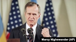 George Herbert Walker Bush amerikai elnök a Fehér Ház keleti szobájában. (Washington - 1992. május 6.)
