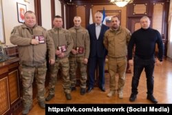Російський глава Криму Сергій Аксьонов з учасниками 11 батальйону «БАРС-Крим», нагородженими за відбиття атаки безпілотників у Криму, 4 березня 2025 року