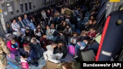 Afganistan: qytetarë afganë një avion ushtarak gjerman, në Aeroportin e Kabulit, (17 gusht 2021). 