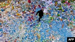 Полицейский во время уничтожения контрафактной продукции в Китае, 2013