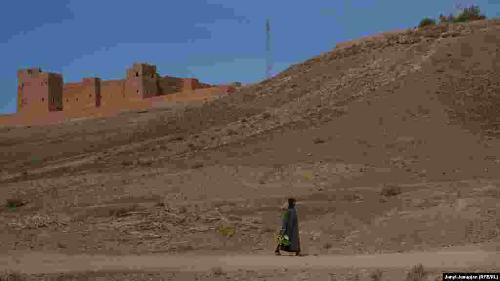 Современный Морокко на самой западной окраине Северной Африки поразит вас сходством со средневековым Востоком, так искусно расписанным в сказках Шахерезады Персидскому царю Шахрияр. Здесь нет невзрачных бетонных зданий, даже жалкая хибара, сделаны из местного материала и со вкусом. А глинобитные замки, как на этом фото, завораживают простотой и гармоничностью с окружающим ландшафтом.