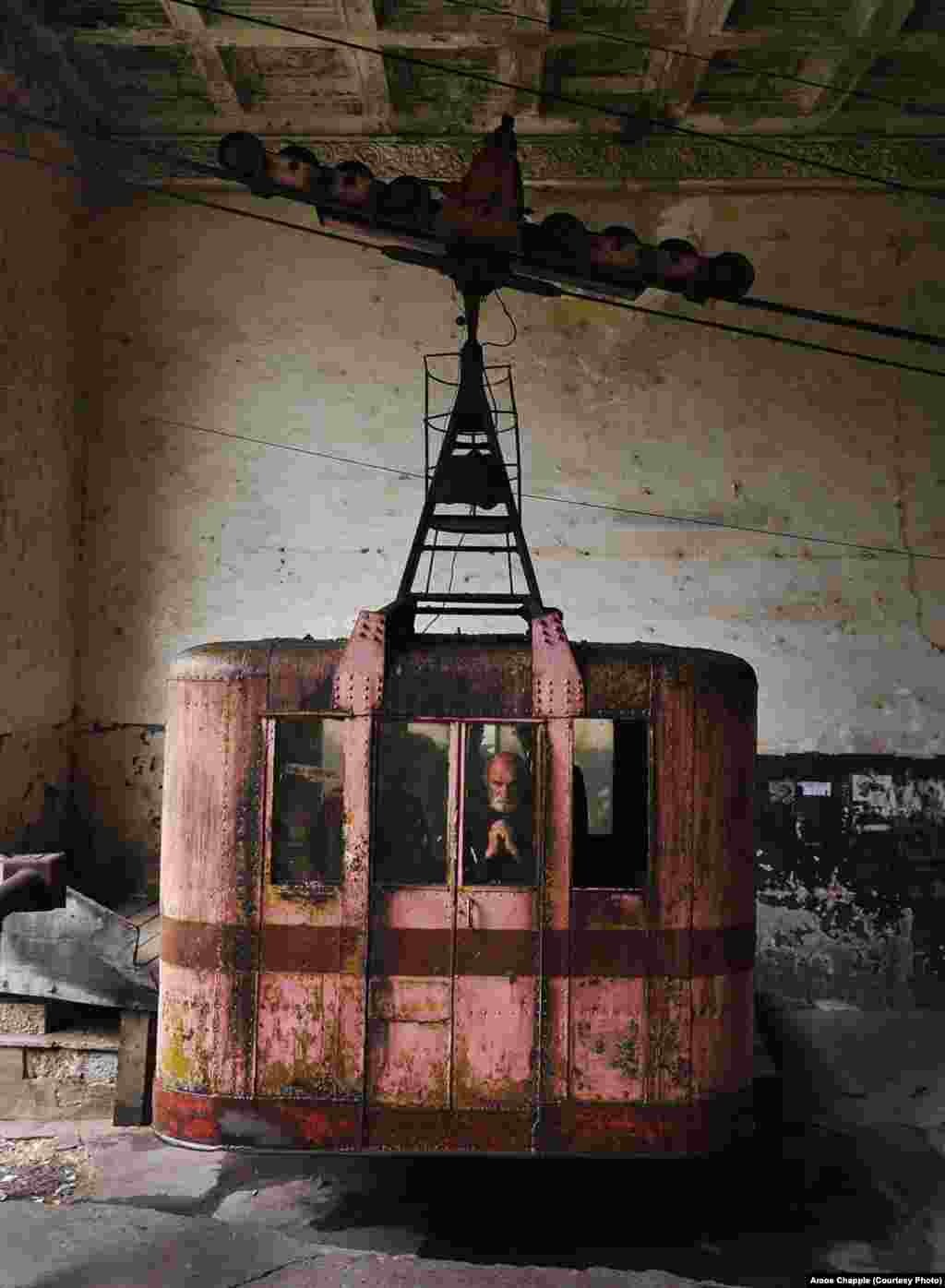 &ldquo;Линия-25&rdquo; стала первой пассажирской подвесной канатной дорогой в СССР. С момента запуска в 1954 году она работает почти непрерывно. Если удастся найти деньги, линию хотят заменить в 2014 году. 