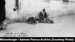 «Мати з її голодними дітьми». Харків, 1933 рік. Фото Александра Вінербергера. Надане власницею авторських прав Самарою Пірс. Вперше надруковане у книзі «Національна книга пам’яті жертв Голодомору. Харківська область, Харків 2018 рік