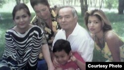 Өзбекстандын көзү өтүп кеткен президенти Ислам Каримов аялы Татьяна Каримова, кыздары Гүлнара жана Лола Каримова-Тилляева менен.