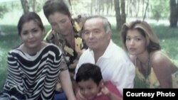 Семья Ислама Каримова (слева направо): дочь Лола, супруга Татьяна, Ислам Каримов с внуком и дочь Гульнара. 