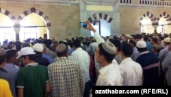 Пятничная молитва. Ашхабад (Фото из архива) 