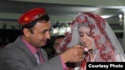 Акси зебое аз сури арӯсии Исфандиёру Маҳина, ки дар Душанбе баргузор шуда буд.