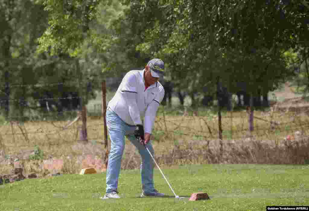 Эл аралык талап боюнча гольф 18 аянтчада ойнолот. Бирок Кыргызстанда гольф ышкыбоздоруна ылайык болгон тогуз гана аянтча бар. Мындан улам спортчулар оюн талааларын эки ирет айланып, ойноп чыгышат.&nbsp;