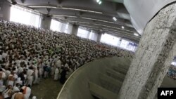 یکی از دیواره‌هایی که حج‌گزاران با پرتاب سنگریزه‌هایی به سوی آن آیین رمی جَمَرات را به‌جا می‌آورند.