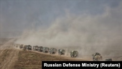 Российские военные грузовики во время учений "Запад-2021"