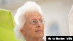 Esterházy Péter Kossuth-díjas író a 87. Ünnepi Könyvhét és 15. Gyermekkönyvnapok megnyitóján a Vörösmarty téren, Budapesten, 2016. június 9-én