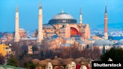 Щороку собор Святої Софії відвідують мільйони туристів. Тільки в минулому році їх було близько трьох мільйонів 700 тисяч