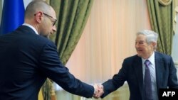 Мільярдер Джордж Сорос (справа) на зустрічі із тогочасним прем'єрм-міністром України Арсенієм Яценюком. Київ, березень 2015 року