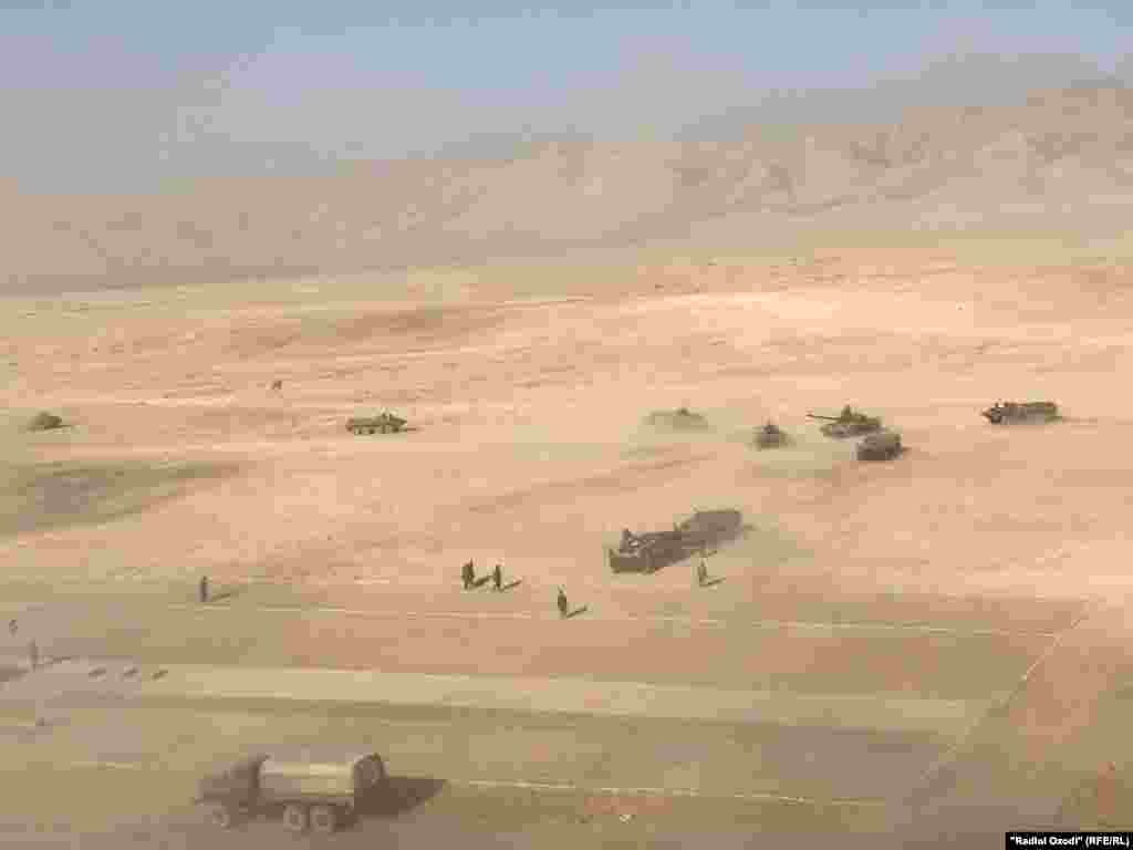 Преку границата од таџикистанските вежби, талибанските милитанти зазедоа огромни делови од Авганистан откако меѓународните трупи предводени од САД започнаа официјално повлекување во мај од 19-годишната војна, оставајќи ја најголемата одговорност за одбраната на земјата на авганистанските национални војници.&nbsp;