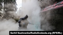 На Банковій розпочали очистку стін Офісу президента – фоторепортаж