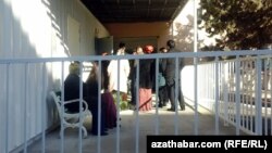 Очередь на тестирование на COVID-19 и компьютерную томографию в Больнице имени С.Ниязова. Ашхабад, январь, 2021 