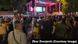 Uz vatromet i pozdravne govore sa jedne od koncertnih bina, Dani piva u Zrenjaninu su zvanično počeli, dok su se iz publike čuli zvižduci i protestni povici, 6. avgust 2025. 