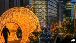 Dísz az Európai Tanács brüsszeli épülete előtt 2020. december 10-én.