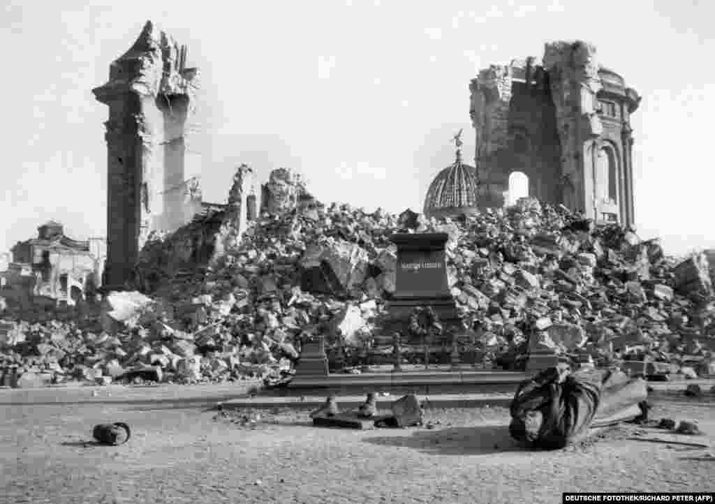 Resturile Catedralei Sfintei Fecioare și statuia spartă a lui Martin Luther, părintele Reformei protestante după bombardament. Într-o fotografie anterioară pot fi văzute intacte.