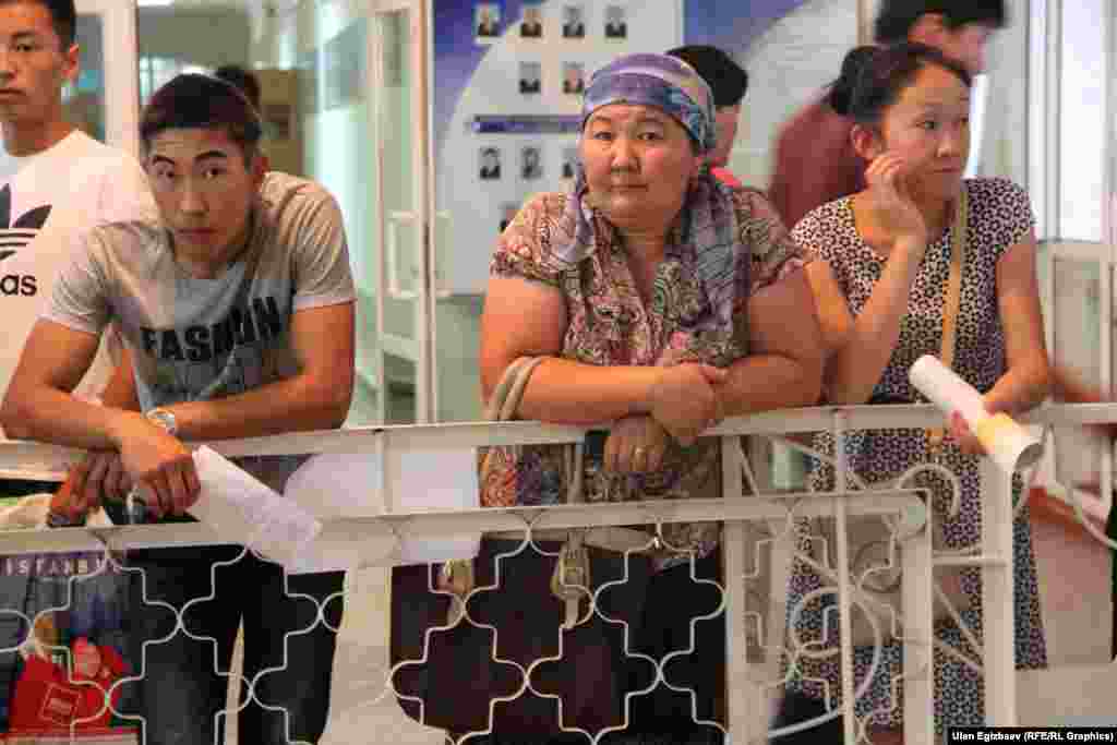 Окууга өзү тапшырып жаткандай толкунданган ата-энелер. Ар бир экинчи абитуриентти атасы же энеси жетелеп жүргөн болот.