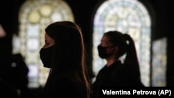 Більшість конфесій з початком карантину, щоб убезпечити своїх вірян від загрози зараження коронавірусом, почали відправляти літургії онлайн