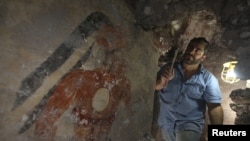 Археолог на развалинах древнего индейского города Шультун