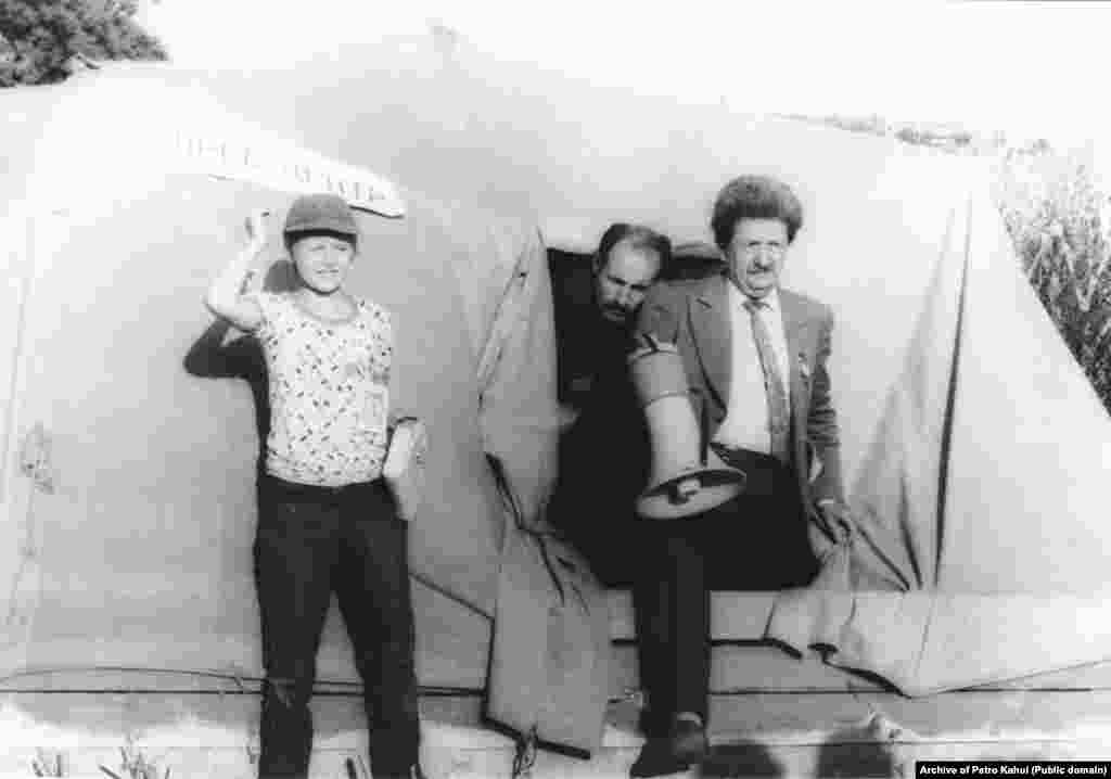 Голова секретаріату Народного руху України&nbsp;Михайло Горинь виходить із намету, в якому був розміщений пресцентр&nbsp;