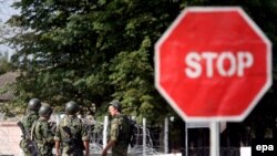 Орус аскерлери Гориден беш чакырым алыстагы орус бекетин кайтарып турушат, 9-сентябрь, 2008