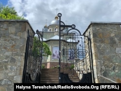 Вхід на територію церкви